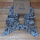 Handmade with care, this medium scrunchie features a soft elastic core and a short tie-on for a subtle, stylish finish. Measuring around 20mm high and 100mm wide, it offers a secure hold without tugging or tangling.
Made from new as well as repurposed fabrics, each one is unique in texture and appearance—true to our no-waste values. Perfect for daily wear in your hair or on your wrist.