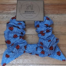 Handmade with care, this medium scrunchie features a soft elastic core and a short tie-on for a subtle, stylish finish. Measuring around 20mm high and 100mm wide, it offers a secure hold without tugging or tangling.
Made from new as well as repurposed fabrics, each one is unique in texture and appearance—true to our no-waste values. Perfect for daily wear in your hair or on your wrist.