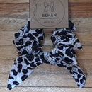 Handmade with care, this medium scrunchie features a soft elastic core and a short tie-on for a subtle, stylish finish. Measuring around 20mm high and 100mm wide, it offers a secure hold without tugging or tangling.
Made from new as well as repurposed fabrics, each one is unique in texture and appearance—true to our no-waste values. Perfect for daily wear in your hair or on your wrist.