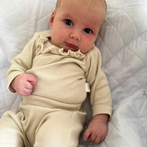 Design - Buttery soft Rib fabric with Frill Detail on baby vest.

Long Sleeve onesie with envelope neck

Footed Leggings to match 

Colour - Beige

 

Includes 

1x Long Sleeve Frill onesie 

1x Jogger Footed 