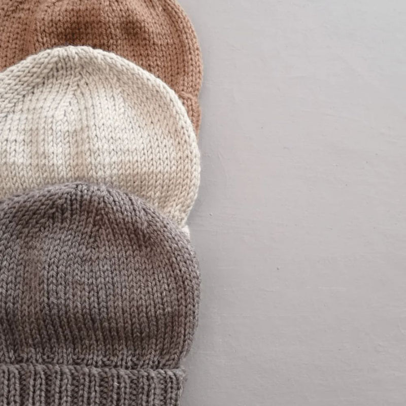 Cute, knitted Rib Beanie.
100% Cotton wool.
Colors: Brick, Chocolate, Ice Grey, Stone, Black, Charcoal