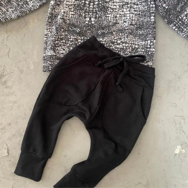 The Original Black Ella& Jo Jogger is back!

Harem Style with large front pockets to keep your little boy comfortable and stylish too. This jogger has a comfortable elastic waist and string detail.

Made in soft ribbing and brushed fleece.