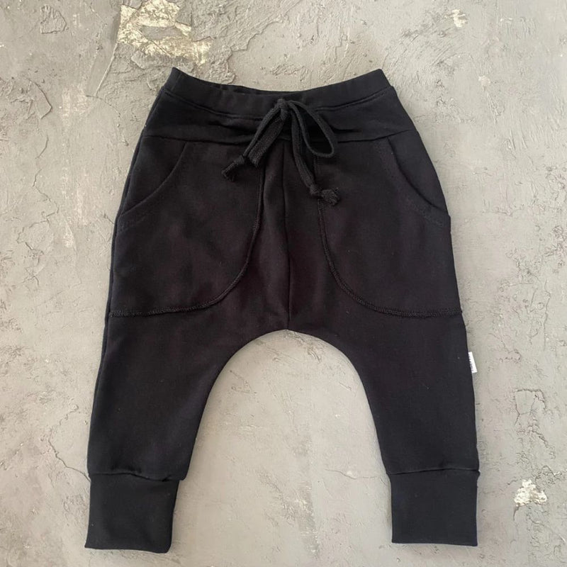 The Original Black Ella& Jo Jogger is back!

Harem Style with large front pockets to keep your little boy comfortable and stylish too. This jogger has a comfortable elastic waist and string detail.

Made in soft ribbing and brushed fleece.