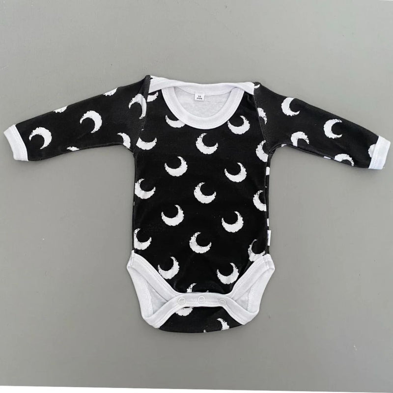 Long Sleeve onesie with envelope neck
Snaps at crotch to assist with easy diaper changes.
100% Cotton Interlock

Design - Black & White Moon