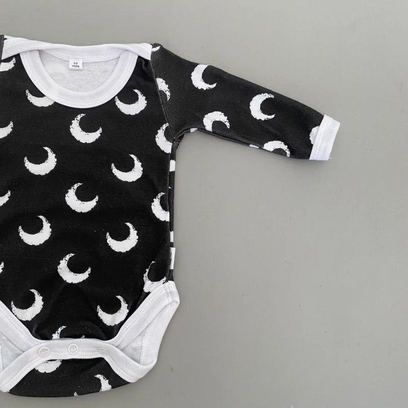 Long Sleeve onesie with envelope neck
Snaps at crotch to assist with easy diaper changes.
100% Cotton Interlock

Design - Black & White Moon