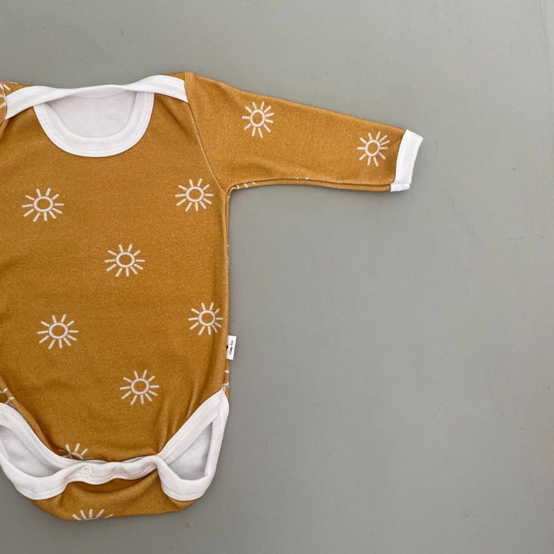 Long Sleeve onesie with envelope neck
Snaps at crotch to assist with easy diaper changes.
100% Cotton Interlock

Design - Rusty Sun

