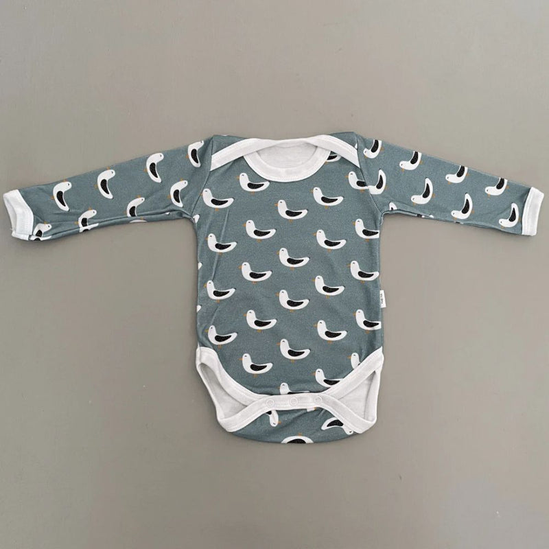 Long Sleeve onesie with envelope neck
Snaps at crotch to assist with easy diaper changes.
100% Cotton Interlock

Design - Sea Gulls