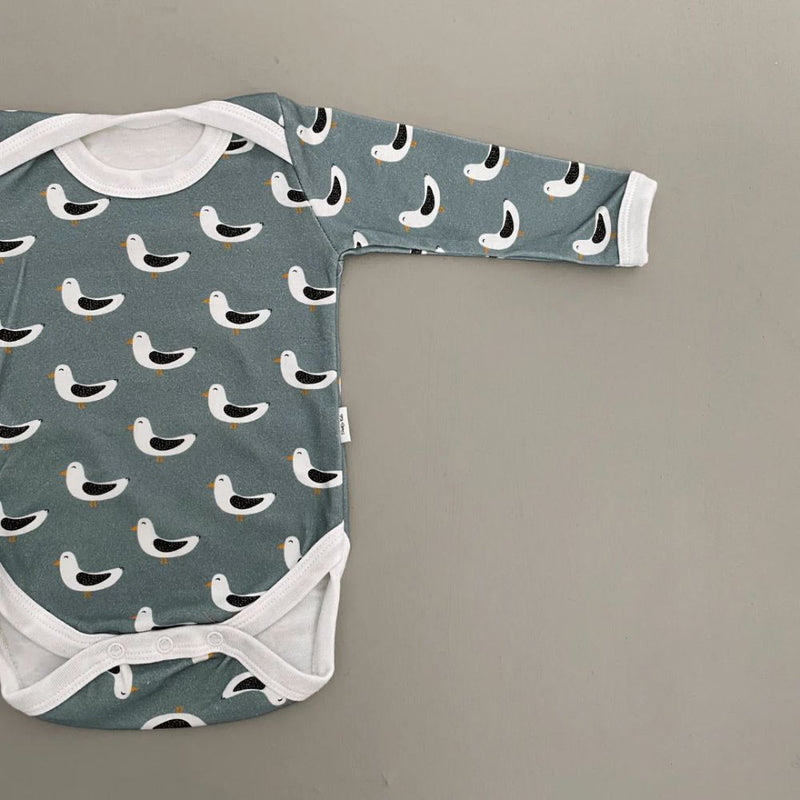 Long Sleeve onesie with envelope neck
Snaps at crotch to assist with easy diaper changes.
100% Cotton Interlock

Design - Sea Gulls