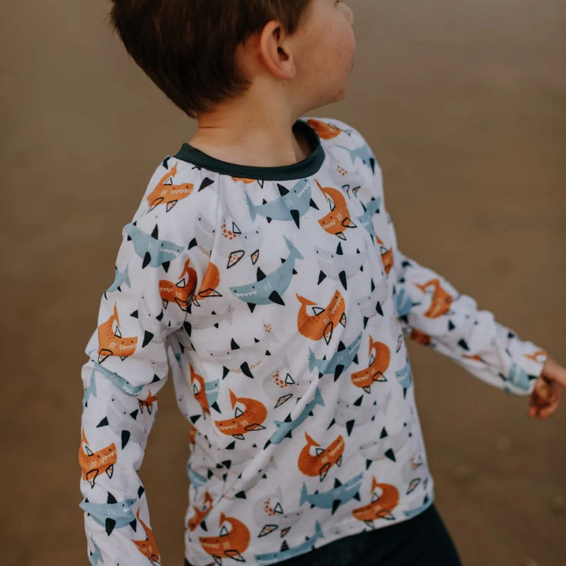 Shark body Rash vest designed in such a stylish Fun print with Frill for extra Cuteness. 
Little Plain Shorts to match in Charcoal          
Snug Body fit
Zipper at back
Long sleeves
UPF50+