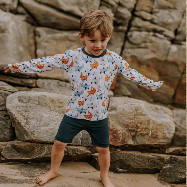 Shark body Rash vest designed in such a stylish Fun print with Frill for extra Cuteness. 
Little Plain Shorts to match in Charcoal          
Snug Body fit
Zipper at back
Long sleeves
UPF50+