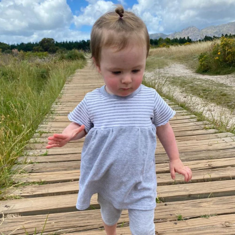 The Sophia Short Sleeve Dress is a must-have for the lovely sunny days.
A comfy, relaxed fit with a twirl-worthy silhouette.
100% Cotton

Grey melange Stripe