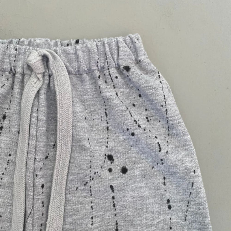 The Perfect Shorts for Spring Summer with the unique Splatter Design.

Made in 100% Cotton Fabric.

Colour - Light Grey & Black