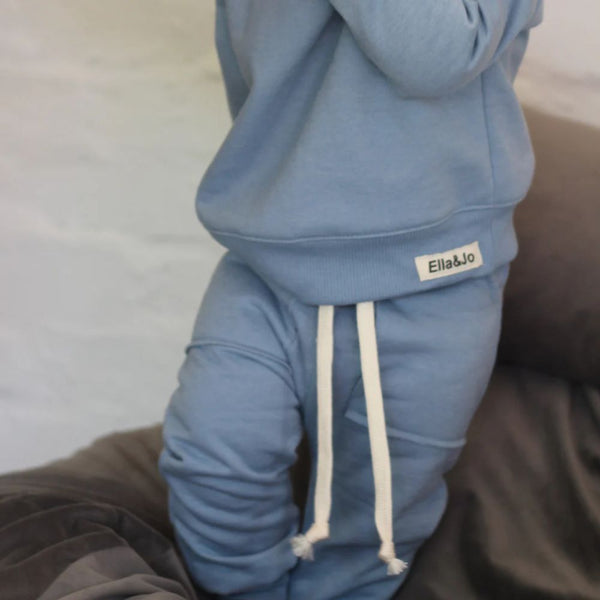 Stay Comfortable and warm in the square pocket tracksuit. These pants are not only for lounging around, but they are also perfect for outdoor activities on those cooler days. Elastic waist, string detail and front pockets.

Light Blue

