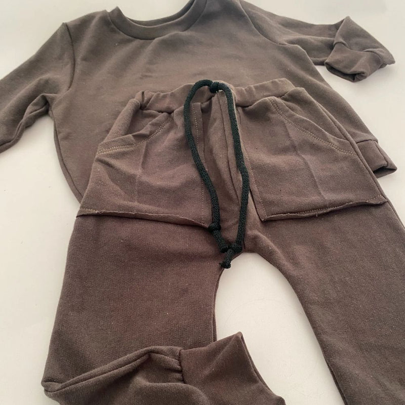 Stay Comfortable and warm in the square pocket tracksuit. These pants are not only for lounging around, but they are also perfect for outdoor activities on those cooler days. Elastic waist, string detail and front pockets.

Chocolate Brown