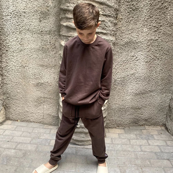 Stay Comfortable and warm in the square pocket tracksuit. These pants are not only for lounging around, but they are also perfect for outdoor activities on those cooler days. Elastic waist, string detail and front pockets.

Chocolate Brown