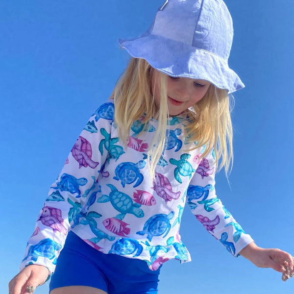 Turtle body Rash vest designed in such a stylish Fun print with Frill for extra Cuteness. 
Little Plain Shorts to match          
Snug Body fit
Zipper at back
Long sleeves
UPF50+