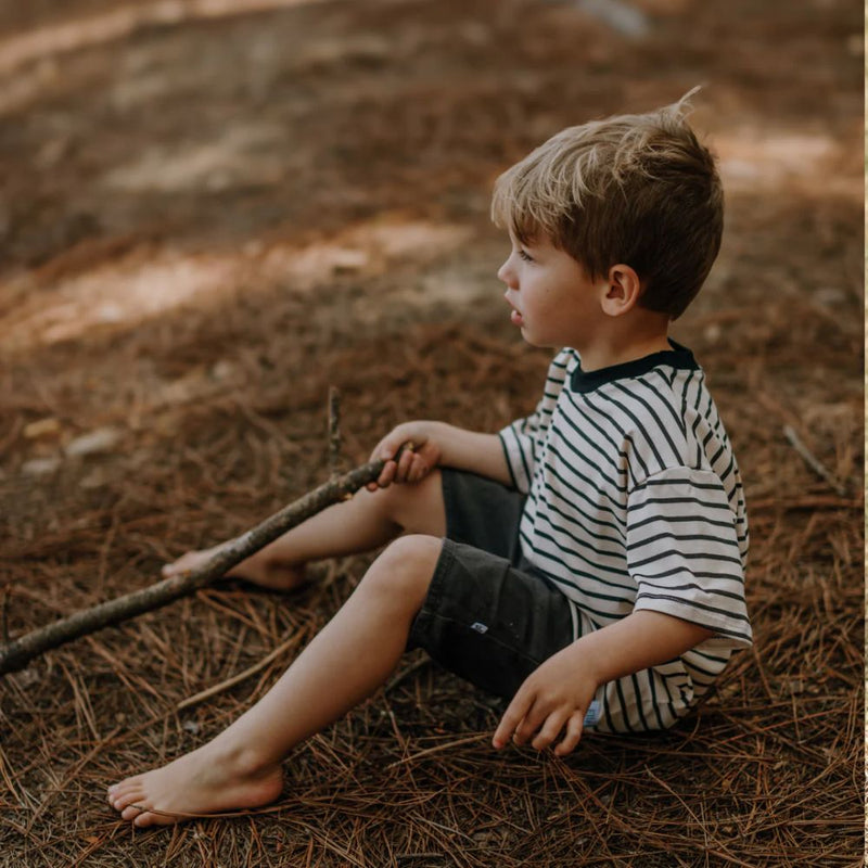 A Tee for every day of the week! Pair with Jeans or shorts for a day of adventure.

 

Oversized Comfortable Fit
Rounded Neckline
Straight hem
Light and Soft Cotton Lycra 

- Stripe Cream and Black