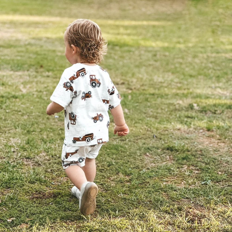 Cool, light and perfect for spring, summer and play time!

Let's not forget COMFORTABLE and TRENDY too!

Made in quality Cotton Lycra fabric with the Tractor toot toot print

Colour Ice Grey

