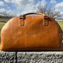 alles.sak – the perfect.bag for overnight trips, padel, or just about anything. Spacious, versatile, and ready for anything.

in SA gemaak

material:
full grain bovine leather outer with waterproof pvc inner. base reinforced with studded underneath. made in SA
dimensions: 50cm x 27cm x 20cm
colour: toffee