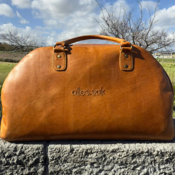 alles.sak – the perfect.bag for overnight trips, padel, or just about anything. Spacious, versatile, and ready for anything.

in SA gemaak

material:
full grain bovine leather outer with waterproof pvc inner. base reinforced with studded underneath. made in SA
dimensions: 50cm x 27cm x 20cm
colour: toffee