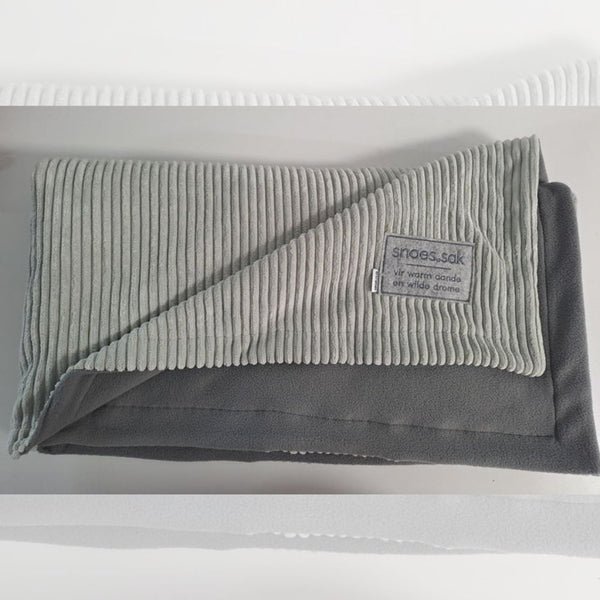 snoes.sak – the perfect.bag for cosy nights. this soft, stylish blanket is ideal for the couch, camping weekends, or as an extra layer on chilly nights.

technical info:

material: big billy cord top & fleece bottom 
dimensions: 1.5m x 1.5m or 1.5m x 2m