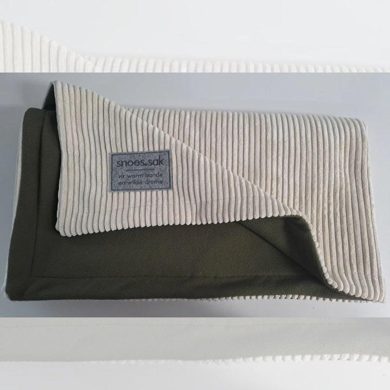snoes.sak – the perfect.bag for cosy nights. this soft, stylish blanket is ideal for the couch, camping weekends, or as an extra layer on chilly nights.

technical info:

material: big billy cord top & fleece bottom 
dimensions: 1.5m x 1.5m or 1.5m x 2m