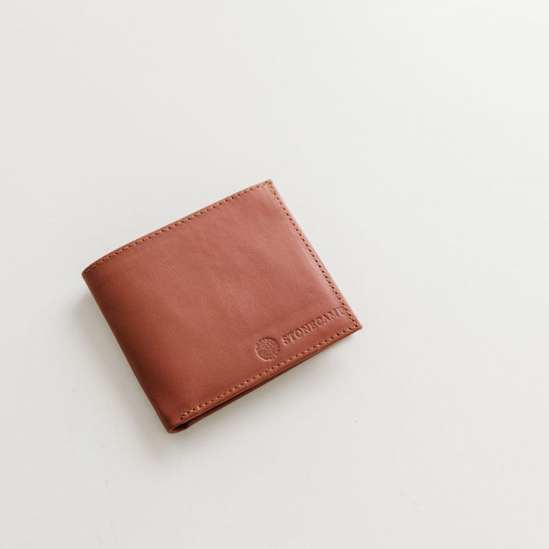 Well hello! Finally Stonecamp has a proper men’s wallet. We tried to keep it compact because we know what you want to shove it in your back pocket effortlessly.
Many slide-in slots for cards and other important odds. Dimensions when closed: 12 cm x 10,5 cm. Dimensions when open: 12 cm x 22,5 cm. 100% Cowhide wallet in Tobacco.