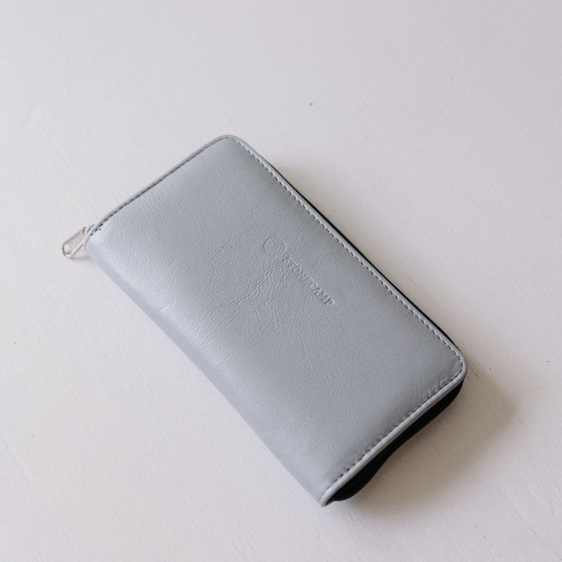 Well hello! Finally Stonecamp has a proper lady’s wallet. The Stonecamp Purse.
Slide-in slots for cards, a zip pocket for coins and other important odds – YOUR PHONE CAN FIT INSIDE TOO.