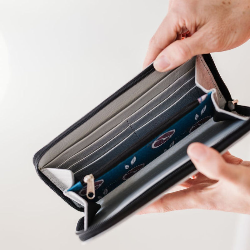 Well hello! Finally Stonecamp has a proper lady’s wallet. The Stonecamp Purse.
Slide-in slots for cards, a zip pocket for coins and other important odds – YOUR PHONE CAN FIT INSIDE TOO.