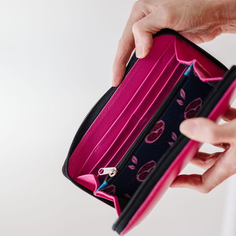 Well hello! Finally Stonecamp has a proper lady’s wallet. The Stonecamp Purse.
Slide-in slots for cards, a zip pocket for coins and other important odds – YOUR PHONE CAN FIT INSIDE TOO.