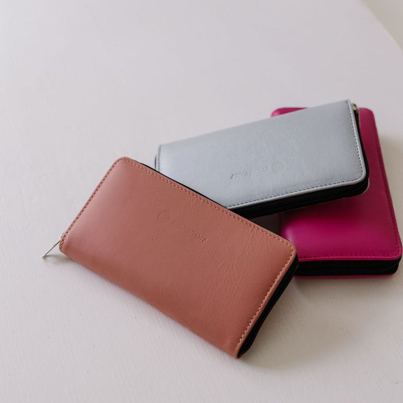 Well hello! Finally Stonecamp has a proper lady’s wallet. The Stonecamp Purse.
Slide-in slots for cards, a zip pocket for coins and other important odds – YOUR PHONE CAN FIT INSIDE TOO.