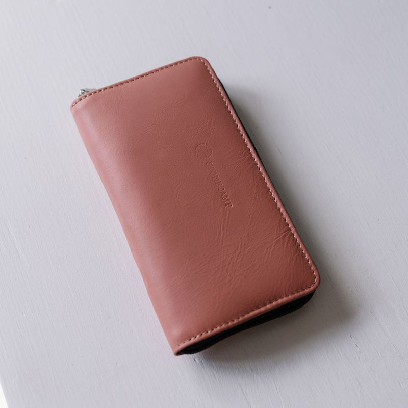 Well hello! Finally Stonecamp has a proper lady’s wallet. The Stonecamp Purse.
Slide-in slots for cards, a zip pocket for coins and other important odds – YOUR PHONE CAN FIT INSIDE TOO.