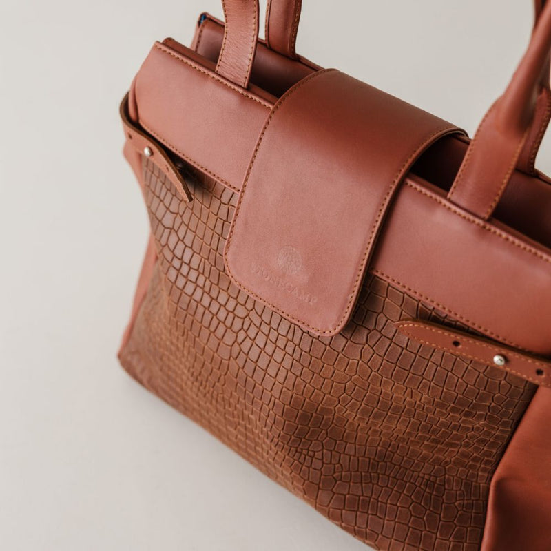 Dimensions: 32 cm x 28 cm x 13 cm. 100% Cowhide tote bag, with a custom lining inside and an inside zip pocket AND outside zip to protect all your goodies. Perfect for everyday life.