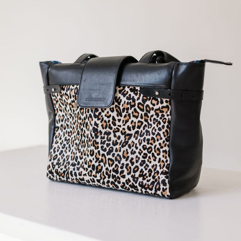 Dimensions: 32 cm x 28 cm x 13 cm. 100% Cowhide tote bag, with a custom lining inside and an inside zip pocket AND outside zip to protect all your goodies. Perfect for everyday life.