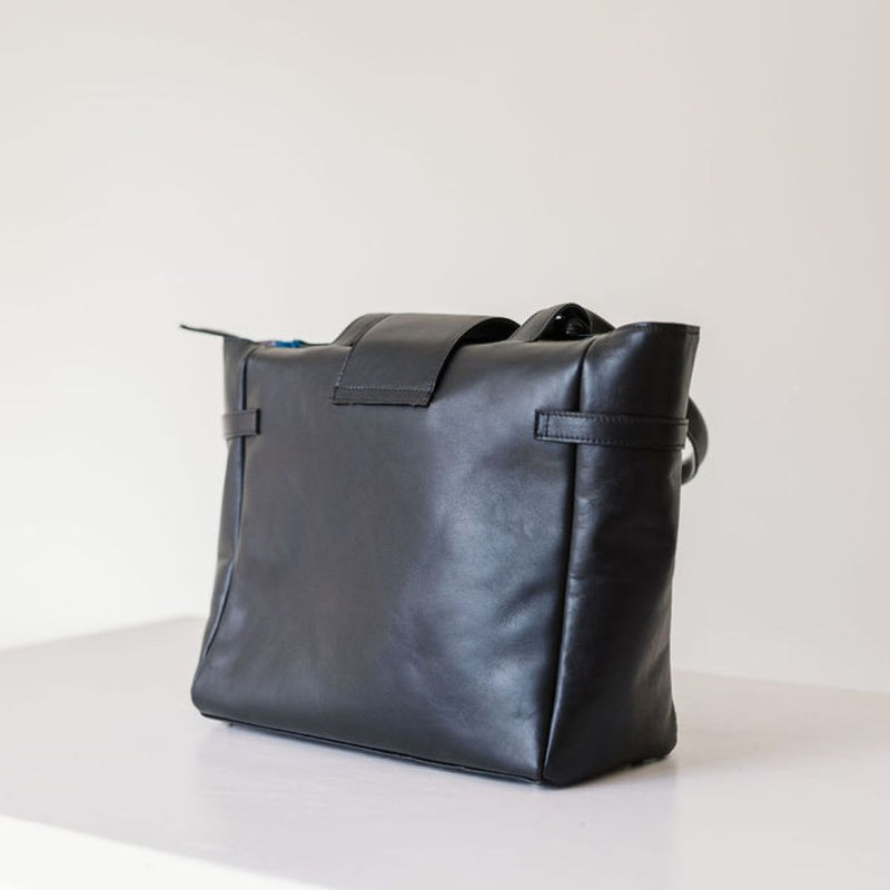 Dimensions: 32 cm x 28 cm x 13 cm. 100% Cowhide tote bag, with a custom lining inside and an inside zip pocket AND outside zip to protect all your goodies. Perfect for everyday life.