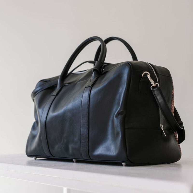 Dimensions: 52 cm x 30 cm x 25 cm. 100% cowhide with an inside lining and zip pocket.