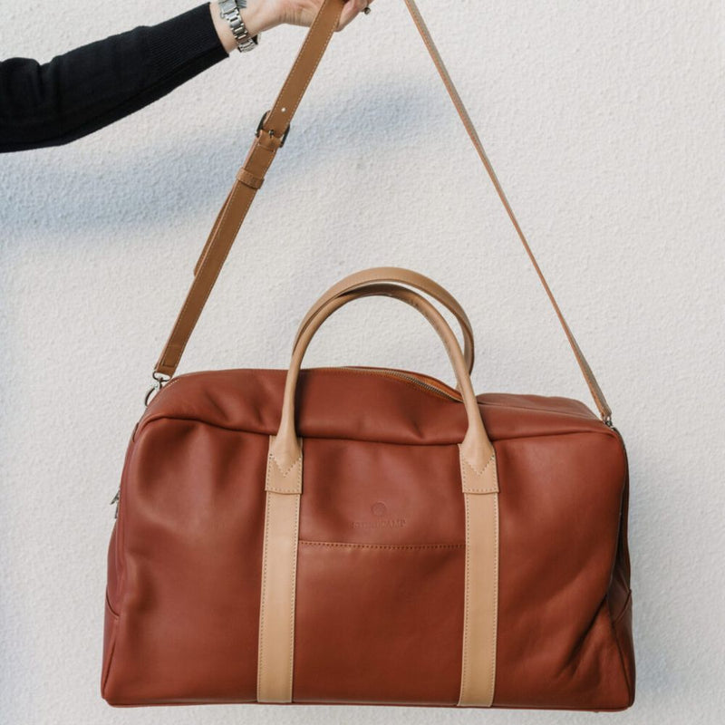 Dimensions: 52 cm x 30 cm x 25 cm. 100% cowhide with an inside lining and zip pocket.