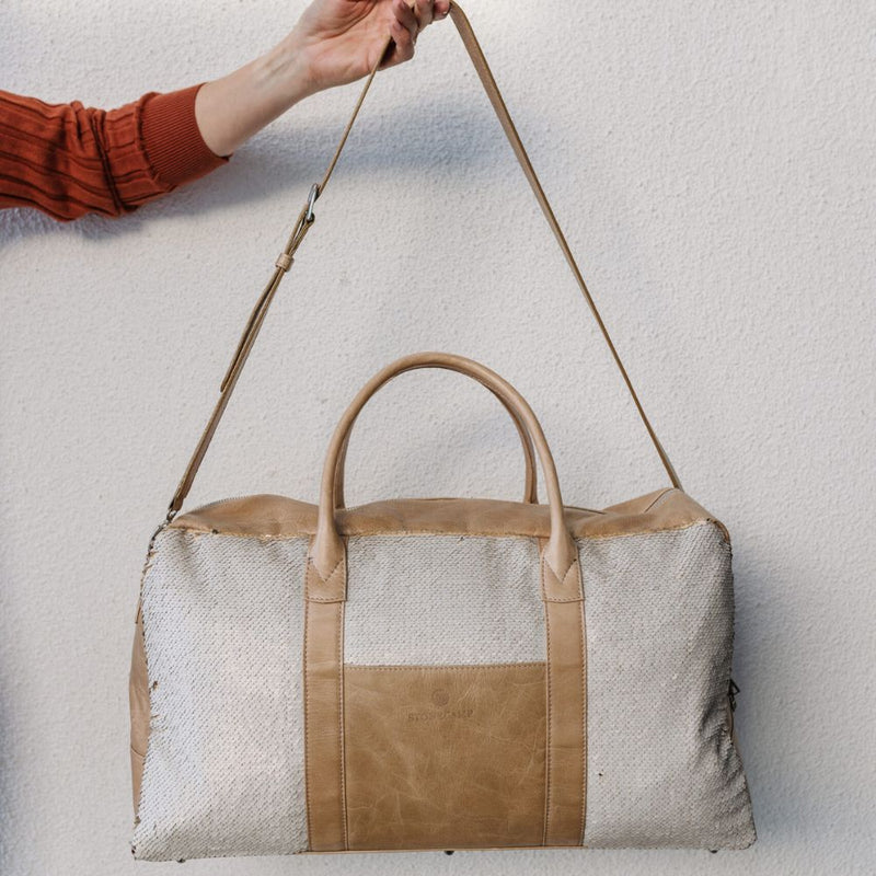 Dimensions: 52 cm x 30 cm x 25 cm. 100% cowhide with an inside lining and zip pocket.