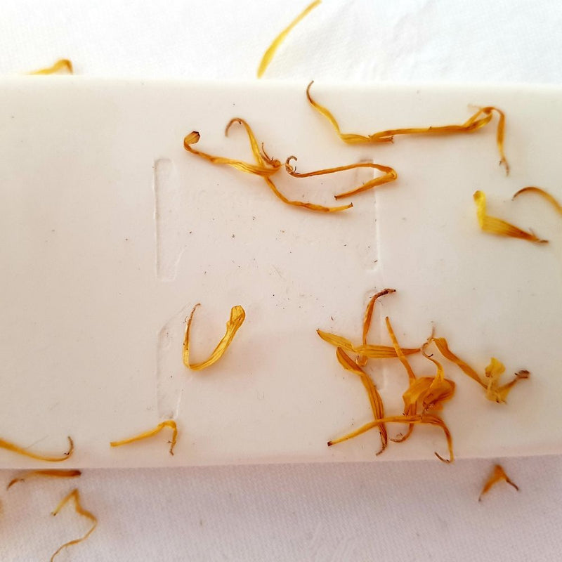 Made with a nourishing blend of Clay, Pure Coconut Oil and Raw Shea Butter. 100% vegetable soap, no added chemicals and is SLES free. Hypoallergenic and Vegan friendly recommended for all skin types.