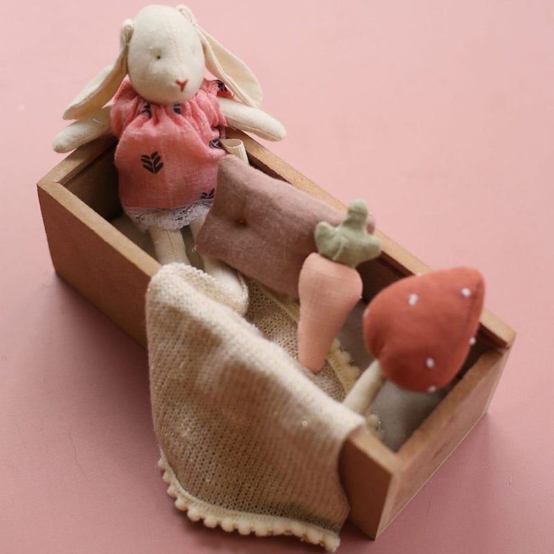 Little Meeps pluche konijn of muis in een slaapbox
