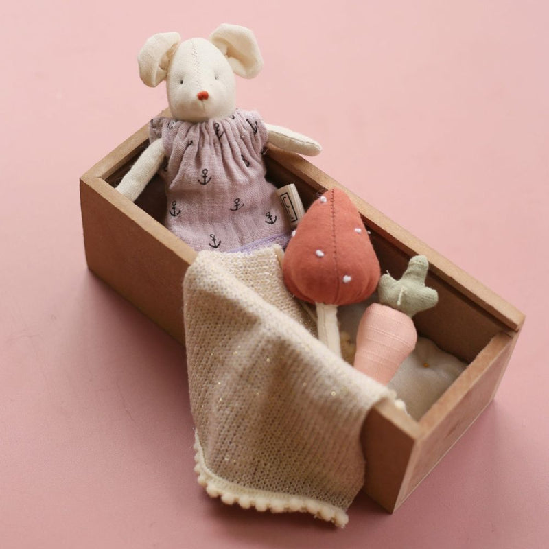 Little Meeps pluche konijn of muis in een slaapbox