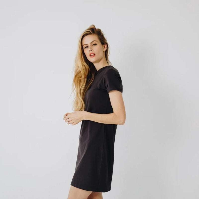Dames: de minimalistische mini-jurk